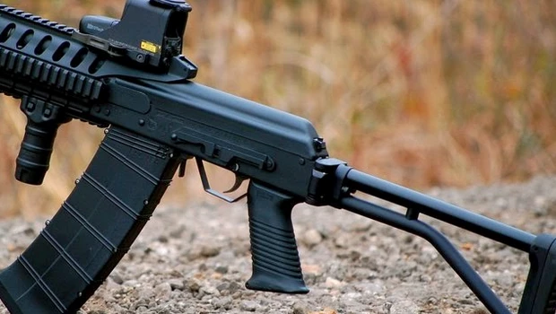 Δείτε πού και πώς κατασκευάζεται το περιβόητο όπλο Καλάσνικοφ (βίντεο)